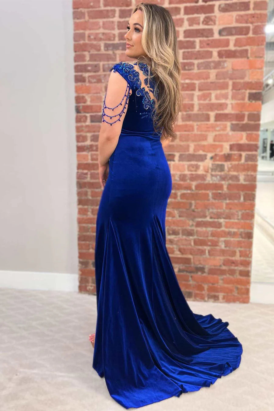 Vestido de fiesta de terciopelo con apliques de sirena y abertura